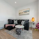 Entire 3 Bedroom House In London - Canning Town, City Airport, London Excel
